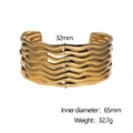 Vista detallada del brazalete ondulado chapado en oro de 18K con medidas de 32 mm - Ancho 32mm (Diámetro Interior 65mm) / Dorado