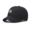Dettaglio del cappellino outdoor nero ad asciugatura rapida con logo e tesa cucita - Regolabile / Nero (Traspirante)