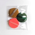 Lot de trois éponges à maquillage marron, vert et corail avec rubans de maintien - Formes mixtes / 3 Pièces / Pack mixte (3 pièces en sachet)