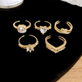 Primer plano de cinco anillos ajustables bañados en oro con circón en terciopelo negro - Anillos abiertos de oro (1#) / Dorado (Juego de 5 piezas)
