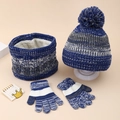 Dettaglio del set invernale bimbo con fodera in pile nello scaldacollo e maglia a righe - Blu