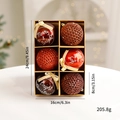 Set van 6 kerstballen in roodbruin en ruitpatroon verpakt in een kraftpapier doos - Bruine Set 8cm 6 Stuks