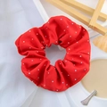 Coletero elástico de terciopelo rojo con diamantes de imitación en un ambiente acogedor - Rojo