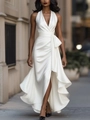 Detail eines weißen Satin-V-Kleides mit Schleifengürtel und asymmetrischem Rüschensaum - S / Weiß