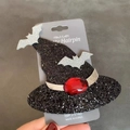 Fermaglio per capelli a cappello da strega glitterato con pipistrelli e gemma rossa - Nero