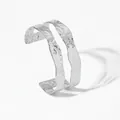 Brazalete abierto de plata de doble capa con textura martillada irregular para mujer - Brazalete Plateado de Doble Capa (A1137)