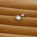 Makroaufnahme eines Zirkonia-Ohrsteckers mit Schraubverschluss auf braunem Samt-Schmuckkästchen - 3mm Silber (E1074)