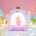 Luce notturna a forma di orso viola con corona dorata e ali e orsetto interno luminoso - Orsetto della Corona Viola / Manuale a manovella