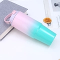Detailansicht des 30oz Bechers mit pink-mintgrünem Farbverlauf und praktischem Griff - Rosa-Grün-Verlauf