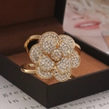 Anello lussuoso a rosa dorata con strass bianchi e cristalli AB su velluto marrone - Grande Fiore Colorato Fantasma