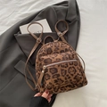 Mini mochila con estampado de leopardo, bolsillo frontal y correas marrones ajustables - Marrón