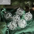 Palla di Natale trasparente da 6 cm con ghirlanda floreale bianca e testo festivo - Lettere floccate trasparenti