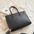 Grande borsa tote nera minimalista in pelle PU su uno sfondo testurizzato morbido - Nero
