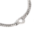 Zilveren Cubaanse schakelketting met een minimalistische holle hart hanger op witte achtergrond - Staalkleur