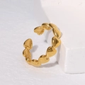 Anillo abierto minimalista de oro con múltiples iconos de corazones pulidos conectados - Anillo Abierto Corazón / Dorado