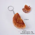 Portachiavi realistico in PVC a forma di mooncake con scritte oro e texture - Mezza Torta Lunare con Tuorlo d'Uovo e Loto (Metà Casuale) - Con Portachiavi