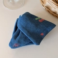 Pinza per capelli triangolare in denim blu scuro con ciliegie rosse e cuori ricamati - Pinza per Capelli Triangolare in Denim Blu Chiaro con Ciliegia