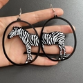 Detalle de pendientes de acrílico con silueta de cebra y ganchos plateados - Cebra