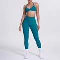 Dettaglio del set reggiseno sportivo allacciato al collo e leggings in tessuto opaco - Verde malachite