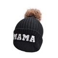 Nahaufnahme der schwarzen Strickmütze mit MAMA-Stickerei und braunem Kunstfell-Bommel - Schwarz-MAMA Stil