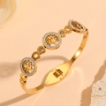 Detalle del brazalete árbol de la vida chapado en oro 18K con circonitas brillantes - Estilo de Tres Árboles de la Vida con Diamantes de Imitación (H219)
