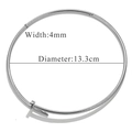 Vista dettagliata del girocollo a chiodo argento con larghezza 4mm e diametro 13,3cm specificati - Stile a chiodo - Colore acciaio