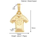 Vue détaillée d'un pendentif maillot de foot doré en laiton avec dimensions et poids - Maillot de Football (Ajouré)