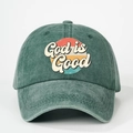 Groene gewassen denim honkbalpet met God is Good print en een retro cirkel ontwerp - Eén maat / Donkergroen