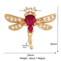 Goldene Libellen-Brosche mit weißen Zirkonia-Flügeln und roten Edelsteinen - Goldene Rote Rubin-Libelle
