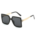 Lunettes de soleil carrées noires avec branches en métal doré et détails strass - Monture Noire Verres Noir Gris