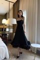 Elegantes schwarzes Midi-Kleid mit Spaghettiträgern, Rüschensaum und weitem A-Linien-Rock - S / Schwarz