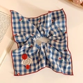 Scrunchie oversize a quadretti blu con ricamo di ciliegie e tessuto di alta qualità - Stile Foulard Grande / Blu a Quadri