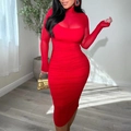 Eng anliegendes rotes Langarm-Midikleid mit hohem Kragen und gerafften Details für Damen - S / Rot