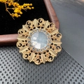 Broche vintage dorée avec grand cristal central et design de feuilles en micro-pavage - BZ034 Cristal Rond Rétro