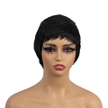 Peluca corta negra de cabello humano corte pixie con flequillo natural en cabeza de maniquí - Negro Natural