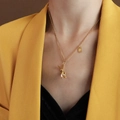 Elegante collar con colgante de conejo dorado y cadena de cuentas con chaqueta amarilla - Dorado