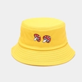 Dettaglio del ricamo a fungo su un cappello a secchiello in cotone giallo sole - M (56-58cm) / Giallo