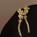 Détails de boucles d'oreilles fleurs dorées avec glands en diamant étincelants - Or