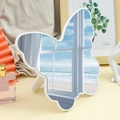Specchio da trucco a forma di farfalla con cornice bianca su tavolo decorato - Bianco