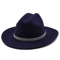 Dettaglio del cappello fedora in lana blu scuro con catena di strass argento scintillanti - M (56-58cm) / Blu navy