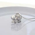 Collar con colgante de elefante de acero pulido en plato de cerámica gris - Color Acero