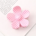 Nahaufnahme einer rosa karierten Blumen-Haarklammer auf einer offenen Buchseite - Rosa-Weiß-Schachbrett-7cm-Blumenklammer