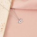 Détail du collier à pendentif nœud argenté posé sur une pierre avec tissu doux - Style Nœud Papillon 8 (8#)