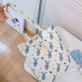 Dettaglio della stampa con coniglietto su borsa tote in cotone bianco con stelle - Coniglio Bambola Blu