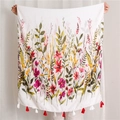 Detail van vintage katoen-linnen sjaal met bloemenprint en rode franjes voor dames op strand - Retro Bloemenprint Kwastje Stijl (SL2004-042) / 180*90CM
