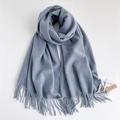 Sciarpa azzurra in finto cashmere con nappe e frange su sfondo bianco - Grigio Bluastro