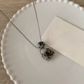Silberne Perlenkette mit Dalmatiner-Steinanhänger und einem Metall-Kreuz-Abzeichen - Rundperlen-Plaketten-Stil (Dalmatiner Stein)