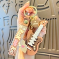 Brauner und weißer Gitarren-Schlüsselanhänger mit Rock and Roll-Handschlaufe und Pick - Schokolade