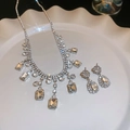 Macro del set collana con nappe d'argento e orecchini a goccia con cristalli brillanti - Goccia d'Acqua con Nappine Quadrata con Strass Argento
