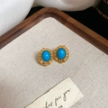 Nahaufnahme von Vintage-Türkis-Ohrringen mit goldenem Rahmen und Perlenakzenten - S925 Silberstift Ohrstecker - Gold - Blau